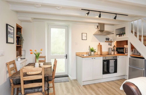 Cemaes Bay House | BWTHYN LILI (LILY COTTAGE), pet friendly in Cemaes Bay