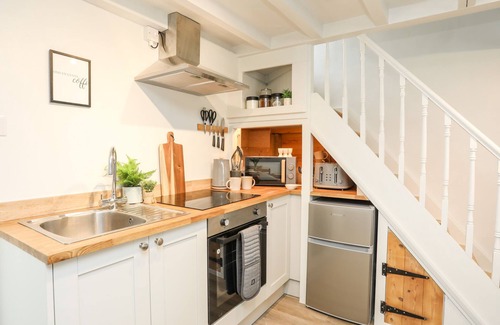 Cemaes Bay House | BWTHYN LILI (LILY COTTAGE), pet friendly in Cemaes Bay