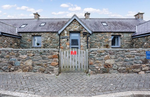 Ty Croes Cottage | Bwthyn Siwan: Charming Pet-Friendly Cottage in Aberffraw | Managed by Anglesey Holiday Lettings