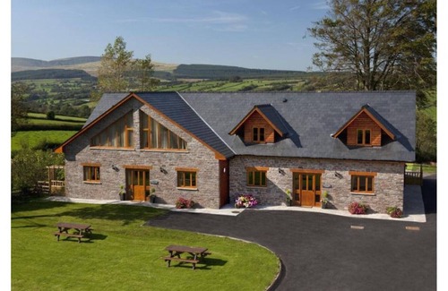Brecon House | Bwthyn y Bannau - Four Bedroom House, Sleeps 9