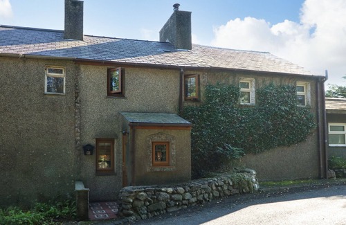 Rhyd-y-clafdy Cottage | BWTHYN Y FELIN, family friendly, with open fire in Pwllheli