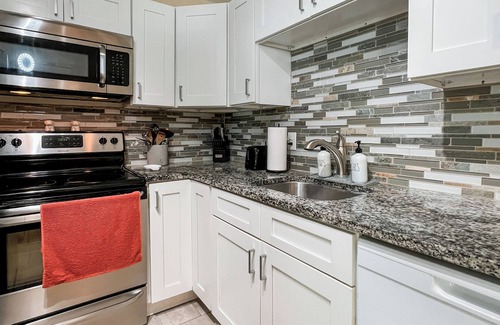 Carver City - Lincoln Gardens House | By Airport/King Ensuite/1 LV/Heated Community Pool