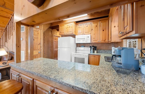 Dahlonega House | By & By - 2 Bed/1 - Bath with Hot Tub/Dog-Friendly/Dog Pen!