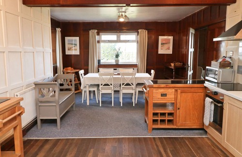 Harlyn Cottage | By the beach, spacious cottage, gardens and sea views