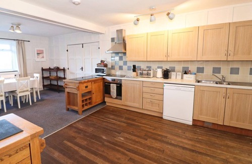 Harlyn Cottage | By the beach, spacious cottage, gardens and sea views