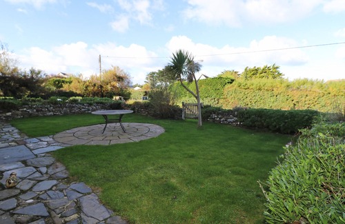Harlyn Cottage | By the beach, spacious cottage, gardens and sea views