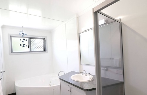 Eden House | By The Sea - 4 bedroom pet friendly home - 5+ nights