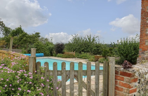 Pulborough House | BYRE COTTAGE 4, family friendly, with pool in Storrington
