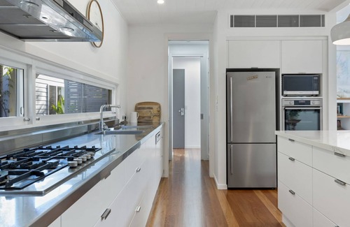 Byron Bay House | Byron Bay Haven Prime location, walk to Main Beach, local markets, shops, restaurants, and nightlife