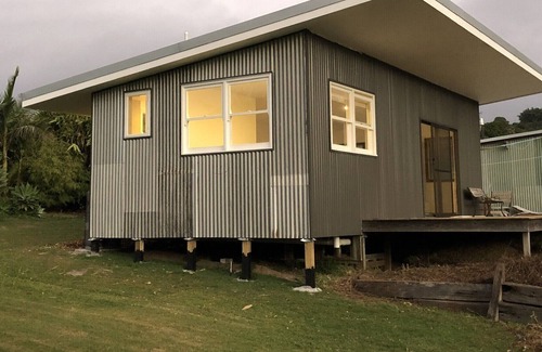 Byron Bay Cabin | Byron country cottage 2, 3km to Byron Bay, self-contained, bikes available