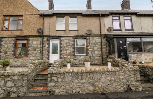 Trefor Cottage | BYTHYNNOD NEWYDD, pet friendly, country holiday cottage in Trefor
