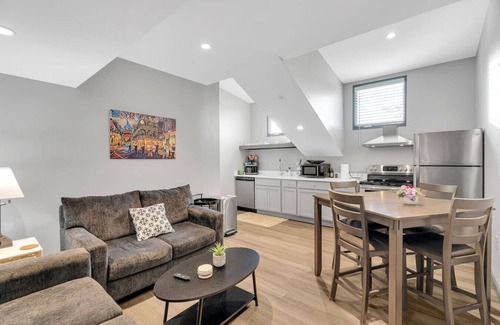 New Orleans Hotel | Bywater | 3 Neighboring Apartments, Sleeps 17!