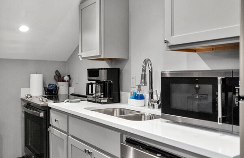 New Orleans Hotel | Bywater | 3 Neighboring Apartments, Sleeps 17!
