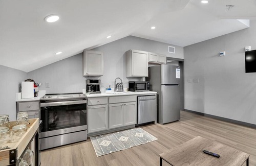 New Orleans Hotel | Bywater | 3 Neighboring Apartments, Sleeps 17!