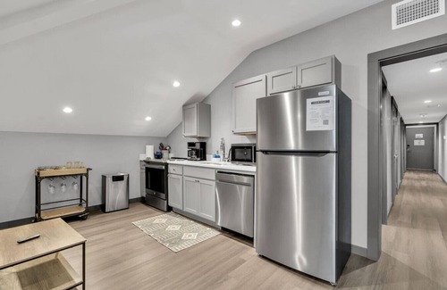 New Orleans Hotel | Bywater | 3 Neighboring Apartments, Sleeps 17!