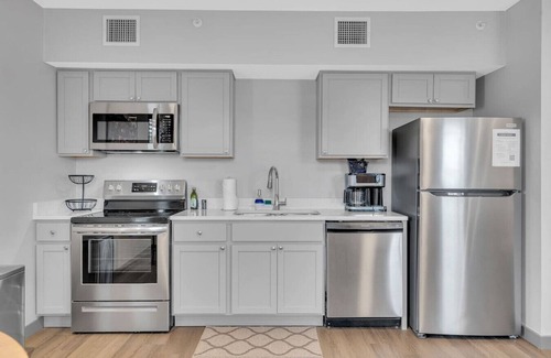 New Orleans Hotel | Bywater | Entire 2nd Floor, 4 Units, Sleeps 28!