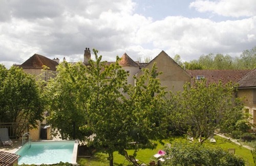 Noyers-sur-Serein House | Côté-Serein Chambre La courtine