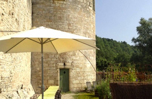 Noyers-sur-Serein House | Côté-Serein Chambre La courtine