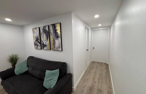 Cote-Des-Neiges—Notre-Dame-De-Grace Apartment | Côte-des-Neiges Cozy 1-Bedroom Ground-Floor Apartment | Quiet & Convenient Stay