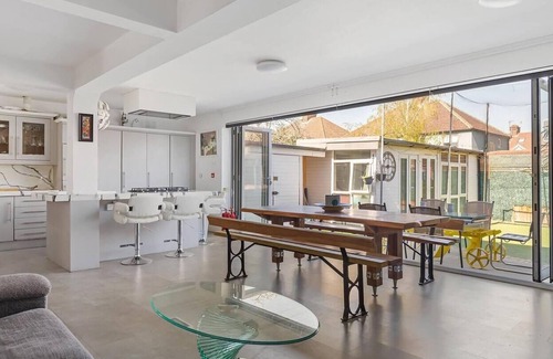 Dudden Hill House | c Bright and spacious house