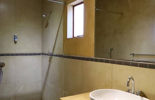 Otjiwarongo Hotel | C'est Si Bon Hotel