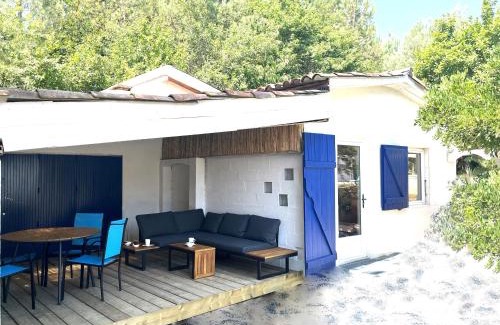 Mees House | C'est une maison bleue adossée à la forêt - avec longue durée possible