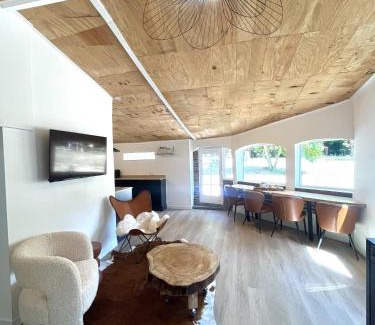 Mees House | C'est une maison bleue adossée à la forêt - avec longue durée possible