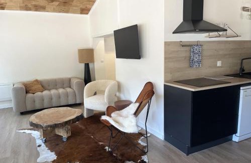 Mees House | C'est une maison bleue adossée à la forêt - avec longue durée possible