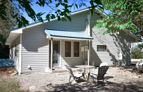 Board Camp House | C&J Overnight Stay- Near Wolf Pen Gap