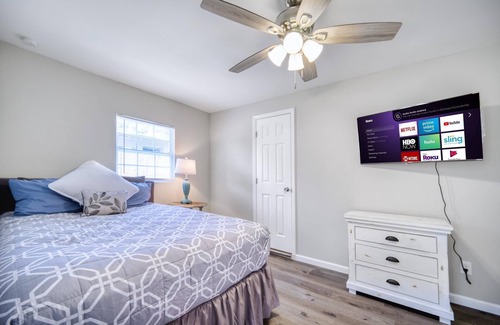 Jacksonville House | ~[C] Krispy Krashpad_Sleeps 5_Krispy Kreme~