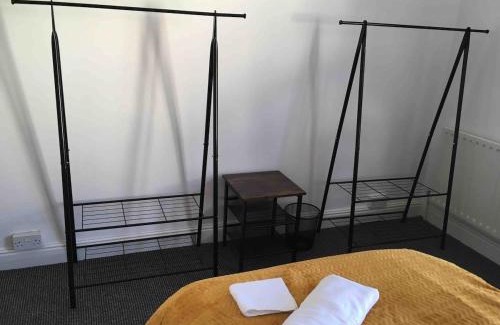 Cannock Apartment | C Spacious 5 Bed - Pkg WiFi Long Stays