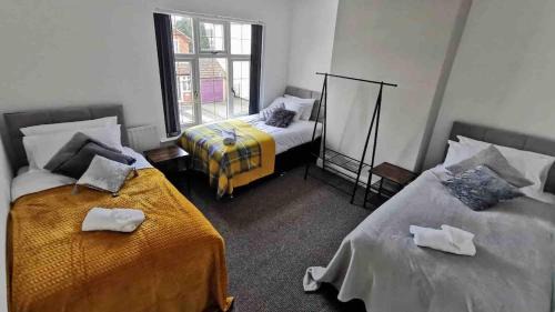 Cannock Apartment | C Spacious 5 Bed - Pkg WiFi Long Stays