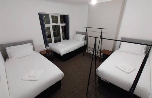 Cannock Apartment | C Spacious 5 Bed - Pkg WiFi Long Stays