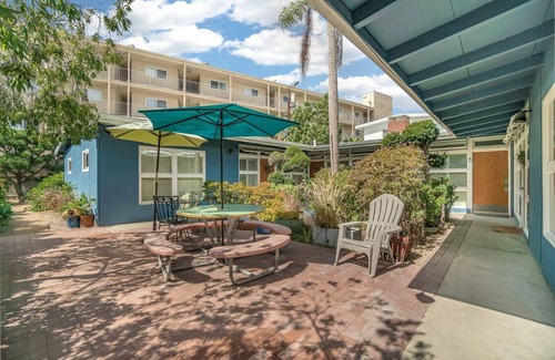 South Redondo Apartment | #C Updated 2 bed, 1 block to Beach, Esplanade, Riviera Village shopping!