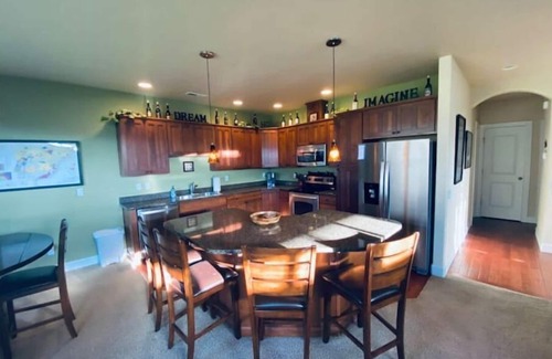 Quincy House | C17 Home by pool & Gorge shuttle