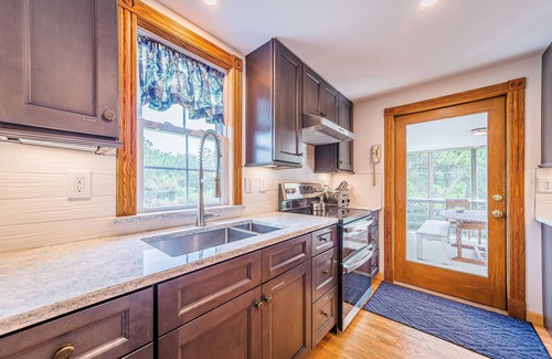 Corolla Village House | C5051 Carotank Clubhouse. Vacation in Historic Corolla Village, Pool/Hot Tub