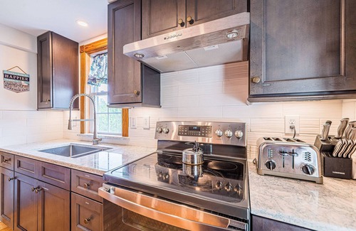 Corolla Village House | C5051 Carotank Clubhouse. Vacation in Historic Corolla Village, Pool/Hot Tub