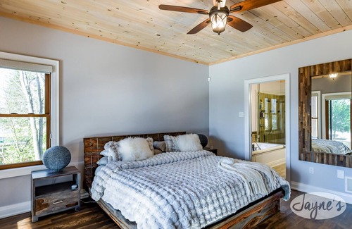 Dysart et al Cottage | Sandy Beach! Gorgeous new Build! 5 bed 5 bath cottage on Drag Lake!