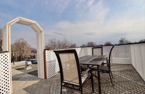 Bellerive Condo | Loft 16 pieds de plafond avec mezzanine et spa.