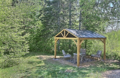 Petite-Riviere-Saint-Francois Ski Chalet | The Multi-Bois *Ski, Spa, Nature *