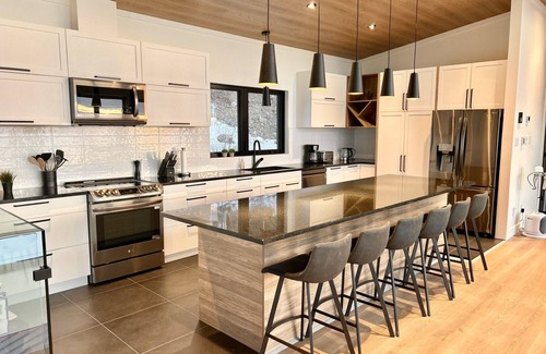 Petite-Riviere-Saint-Francois Ski Chalet | Spa, sauna, swimming pool, basketball.