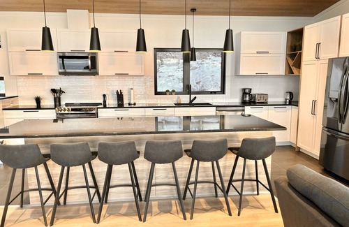 Petite-Riviere-Saint-Francois Ski Chalet | Spa, sauna, swimming pool, basketball.