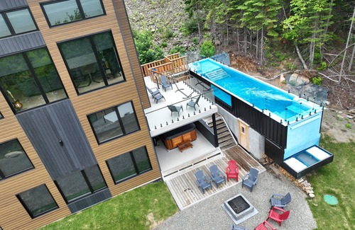 Petite-Riviere-Saint-Francois Ski Chalet | Spa, sauna, swimming pool, basketball.