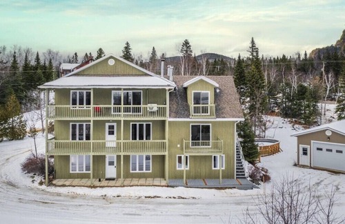 Petite-Riviere-Saint-Francois Condo | Entre Ciel et Fleuve 26S Cozy condo ambiance, Pool