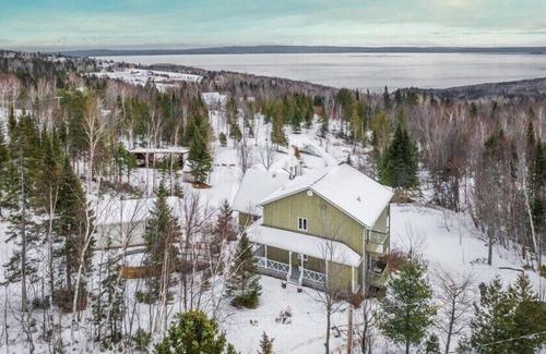 Petite-Riviere-Saint-Francois Condo | Entre Ciel et Fleuve 26P Spacious chalet, Warm, Pool