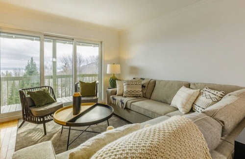 Petite-Riviere-Saint-Francois Condo | Entre Ciel et Fleuve 26P Spacious chalet, Warm, Pool