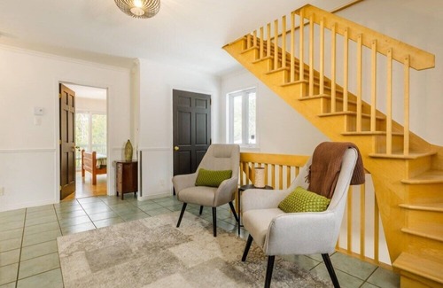 Petite-Riviere-Saint-Francois Condo | Entre Ciel et Fleuve 26P Spacious chalet, Warm, Pool