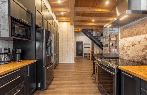 Ste-Lucie-des-Laurentides Ski Chalet | Chalet de l'Artisan | Spa | Fireplace | BBQ | Boardgames