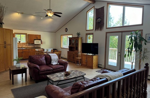 Farleys Corners House | Executive Lakefront Home - NEW HOT TUB !