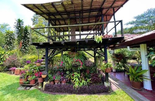 Piedecuesta House | Cabaña amplia con piscina, naturaleza y cercana